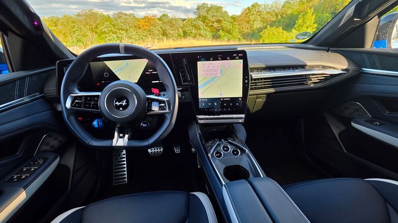 6. Der Innenraum: Das Interieur, in dem die Farbe blau dominiert, ist stimmig für ein Sport-Crossover wie den A 390. Die Sportsitze bieten einen guten Seitenhalt, sind aber trotzdem auf Langstreckenkomfort getrimmt. Sie sorgen gemeinsam mit dem schwarzen Dachhimmel, dem abgeflachten Lenkrad und den gewählten Materialien dafür, dass man den Eindruck hat, in einem Rennwagen zu sitzen – nur ohne Komforteinbuße.  (Bild: Mauritz – VCG)