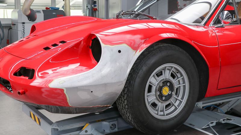 Auch ohne den Teileersatz ist die lackierfähige Oberfläche das Ziel der Arbeit des Karosseriebauers.  (Bild: Carbon)