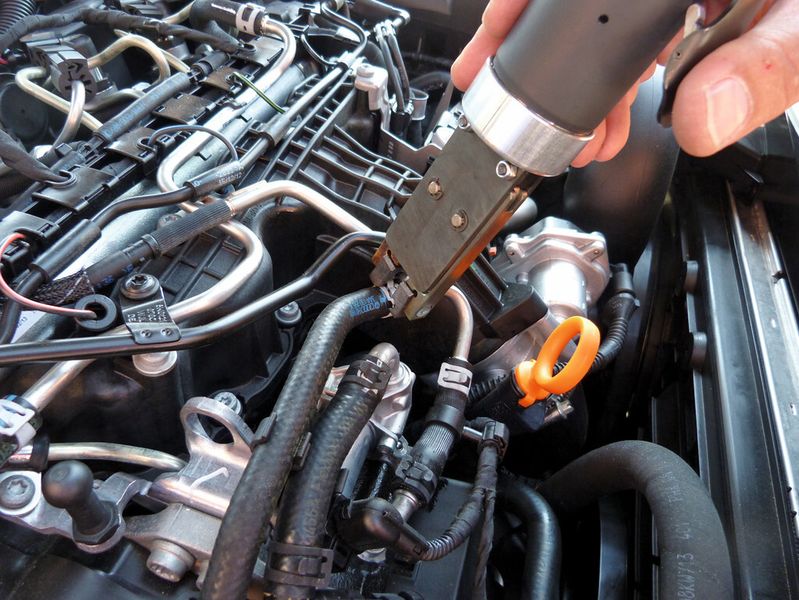 Bild 4: Präzise, prozesssicher und materialschonend gelingt die Fixierung verschiedener Motorkomponenten in der Automobilindustrie. Druckluftzangen eignen sich auch dort, wo nur geringe Bewegungsfreiheit herrscht. (Bild: Deprag)