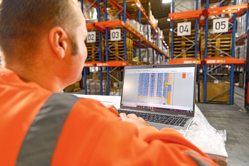 Der Linde Warehouse Navigator ist mit dem ERP-System des Unternehmens vernetzt und bildet den gesamten Lagerbestand in Echtzeit ab. (Bild: Linde-MH)