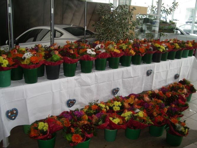 Ein Autohaus wandelt auf den Pfaden von Valentin(us) und verteilt Süßigkeiten und Blumen. (Foto: Breitschwert)