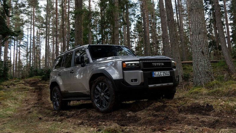 Die Standardversion des neuen Land Cruiser ist unter anderem an den eckigen Scheinwerfereinheiten erkennbar. (Bild: Toyota)