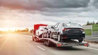 Wird ein Auto zum Kunden nach Hause geliefert, müssen die Transportkosten in den Kaufpreis inkludiert sein. (Bild: © AlexGo - adobe.stock.com)