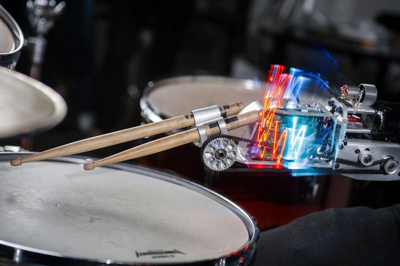Die Spezialprothese mit zwei Drumsticks im Einsatz (GeorgiaTech)