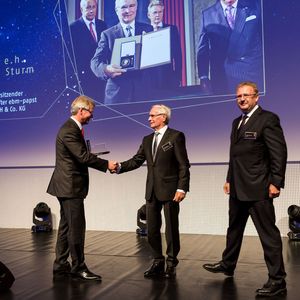 ...ein Urgestein deutscher Industrie ausgezeichnet wurde: Senator e.h. Gerhard Sturm, Unternehmensmitgründer der ebm-papst-Gruppe und Ehrenbeiratsvorsitzender.
