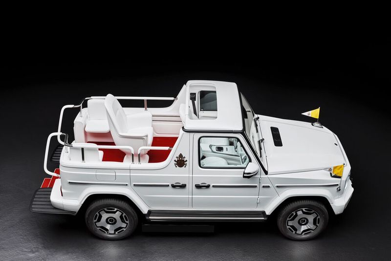 Der Fond das Papamobil ist ähnlich wie die Ladefläche eines Pick-ups zu den Seiten und nach oben offen. (Bild: Mercedes-Benz)