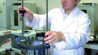 1	 Dr. Takahashi siebt Bodenproben mit der Analysensiebmaschine AS 200. (Archiv: Vogel Business Media)