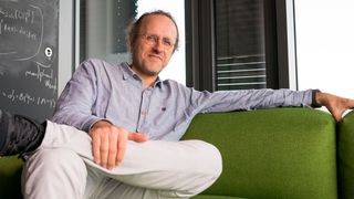 Schölkopf erklärt: „Kl ist im Spiel, wenn das Smartphone abgespeicherte Fotos automatisch nach Gesichtern und Themen wie Urlaub gruppiert oder Texte von einer Sprache in eine andere übersetzt.“
 (Körber-Stiftung/Friedrun Reinhold)