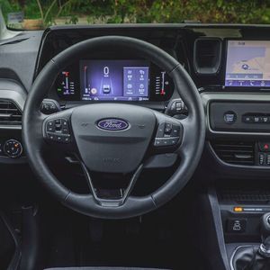 Eine digitale Instrumentenanzeige und ein acht Zoll großer Touchscreen sind serienmäßig eingebaut.(Bild:  Ford)