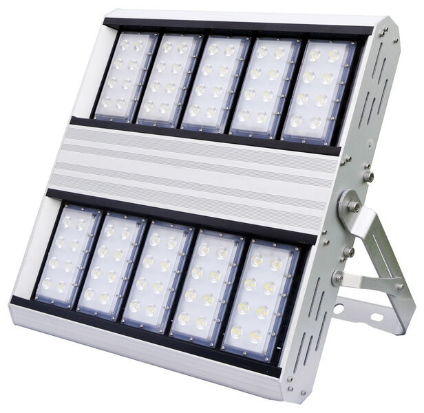 In hohen Hallen oder Läger lassen sich helle LEDs einsetzen. Der LED Hochregal- und Außenstrahler IP 65 mit 59.000 Lumen bei 520 Watt Leistung. (Ledaxo)