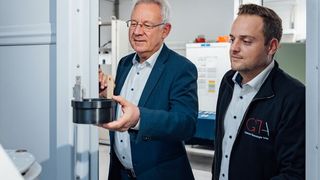 Prof. Dr. Lothar Kallien (links) und Dr. Daniel Schwarz von der Hochschule Aalen möchten Holz mit seiner niedrigen CO2-Bilanz wieder in Autokarosserien aufleben lassen. (Bild: Hochschule Aalen, Jan Walford)