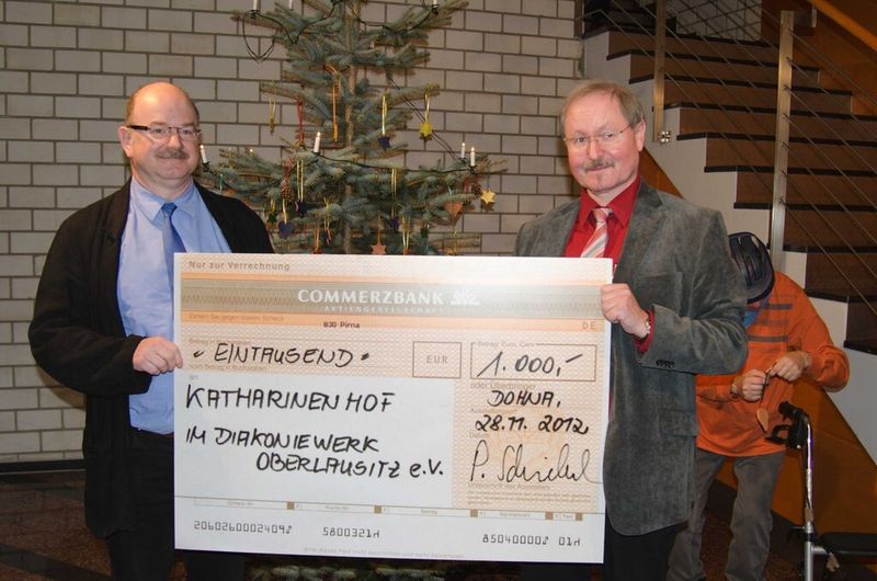Gert Schiekel, Geschäftsführer der SPS Schiekel Präzisionssysteme GmbH (links), übergibt die Weihnachtsspende seiner Firma an Albrecht Ludwig, Geschäftsführer des Diakoniewerks Oberlausitz, Träger des Katharinenhofs. (Bild: SPS)