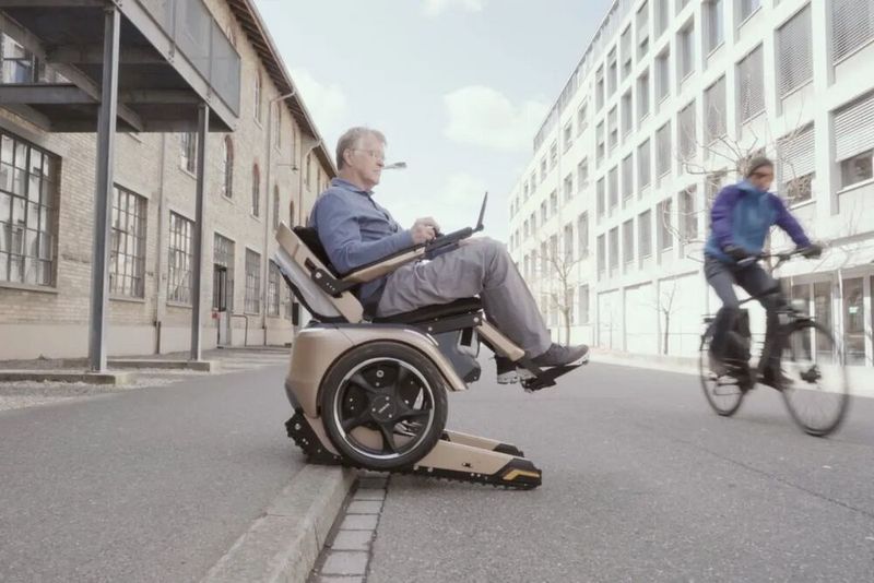 30 Stufen pro Minute bei einer maximalen Hindernishöhe von 20 cm schafft der Rollstuhl. (Bild: Scewo)