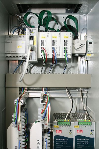 Kompakter Aufbau: Easy 806-DC-SWD mit direktem Anschluss an das kostenoptimierte Kommunikationssystem für Schaltgeräte Smartwire-DT. (Bild: Eaton)