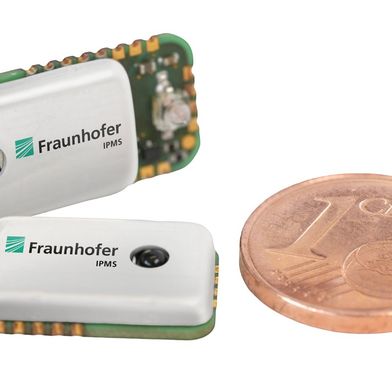 Zwei Li-Fi Tinyspot Module – ein Modul weist eine Abmessung von 15 mm × 21 mm × 3,3 mm auf und ist ein Gramm leicht. (Bild: Fraunhofer IPMS)