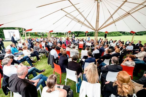 Angeregte Diskussion im Wolfsburger Schlossgarten (Bild: Andreas Lander)