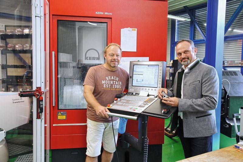 Intensive Zusammenarbeit auch lange nach Inbetriebnahme der neuen Maschinen: Werner Buschor (links) und Kern-Vertriebstechniker Stephan Zeller tauschen sich regelmässig über Optimierungsmöglichkeiten aus.  (Kern Microtechnik)