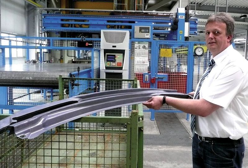 Markus Löcker, Leiter Vorentwicklung bei Kirchhoff: „Schon vor der Inbetriebnahme der Warmformlinie erhielten wir die ersten Aufträge. In die Warmumformung zu investieren war richtig und die Zusammenarbeit mit AP&T hat reibungslos und gut geklappt.“ (Archiv: Vogel Business Media)