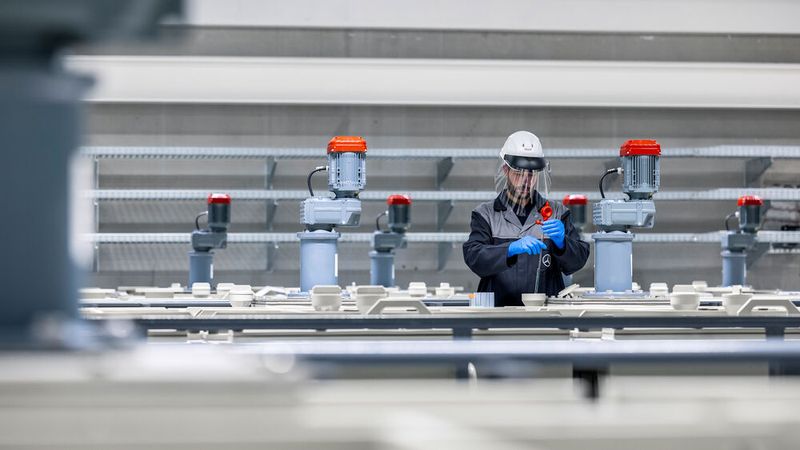 In Kuppenheim hat Mercedes-Benz die europaweit erste Batterierecycling-Anlage mit mechanischen und metallurgischen Prozessen eröffnet. Man verspricht sich eine Rückgewinnungsquote von 96 Prozent. (Bild: Mercedes-Benz)