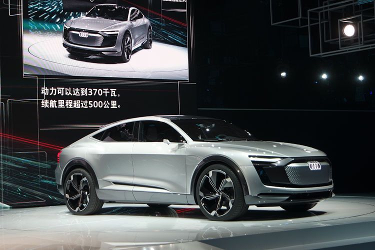 320 Kilowatt Leistung – beim Boosten sogar 370 kW – sorgen für standesgemäßen Vortrieb.  (Ampnet)