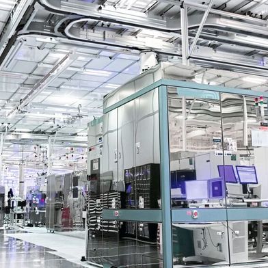 Facilities for 3-nm manufacturing processes in a cleanroom of Intel's Fab 34: Intel Foundry plans to ramp up production in Leixlip, Ireland, and is investing an additional 5 billion euros in the site's expansion. (Image: Intel)