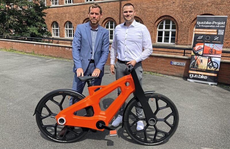 Vollkunststoff-Fahrrad: Gemeinsam präsentierten der Kieler Oberbürgermeister Dr. Ulf Kämpfer (links) und Alexander Welcker (igus) zum Auftakt der Olympia-Rallye das erste Modell eines Fahrrades, das zu über 90 Prozent aus Kunststoff besteht. 