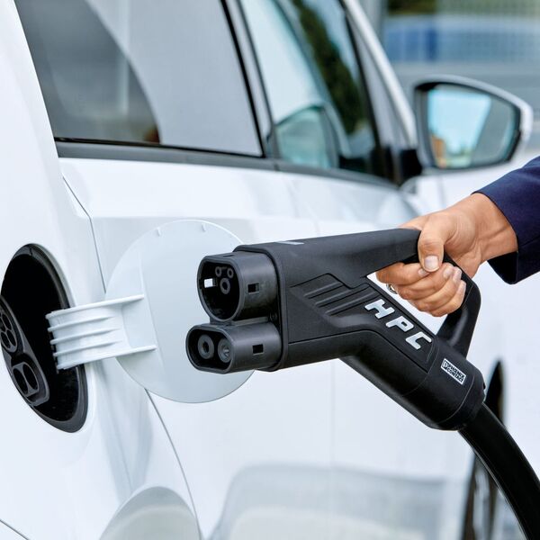 Bild 1: Werden Elektrofahrzeuge mit High Power Charging (HPC) geladen, kann ein kurzfristig hoher Energiebedarf mit Energiespeichern abgefangen werden.
 (Bild: Phoenix Contact)