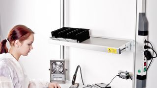 Bild 1: Montagearbeitsplatz in ESD-Ausführung für die sichere Montage von Elektronikbauteilen. (Bild: Minitec)