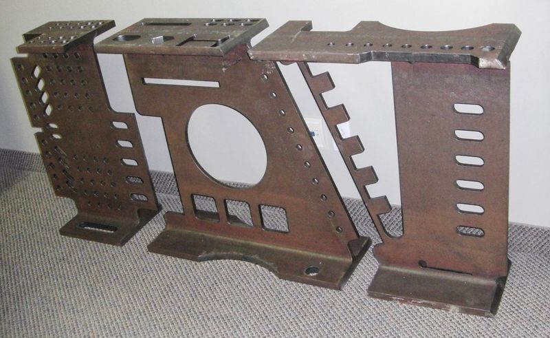 Bild 4: Der Brennroboter erzeugt in einem Arbeitsgang Rund- und Längslöcher verschiedener Durchmesser, Gehrungsschnitte, Aus- klinkungen sowie Markierungen.  (Bild: IBB)