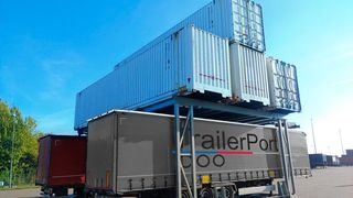 Variante 2 des „Stack-X“ ermöglicht die gemischte Stapelung als Block aus Trailern und Containern (leer und voll). Es kann unter dem Kran oder auf Nebenflächen gestapelt werden. (Bild: SGKV)