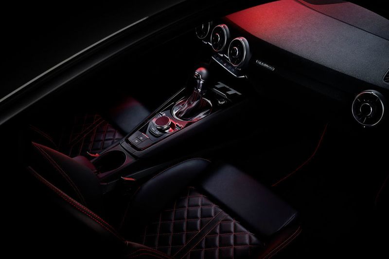 Das Interieur ist mit dem Designpaket „Expressrot“ ausgestattet. Der Audi TT Quantumgrau soll nicht nachkonfigurierbar sein. (Audi)