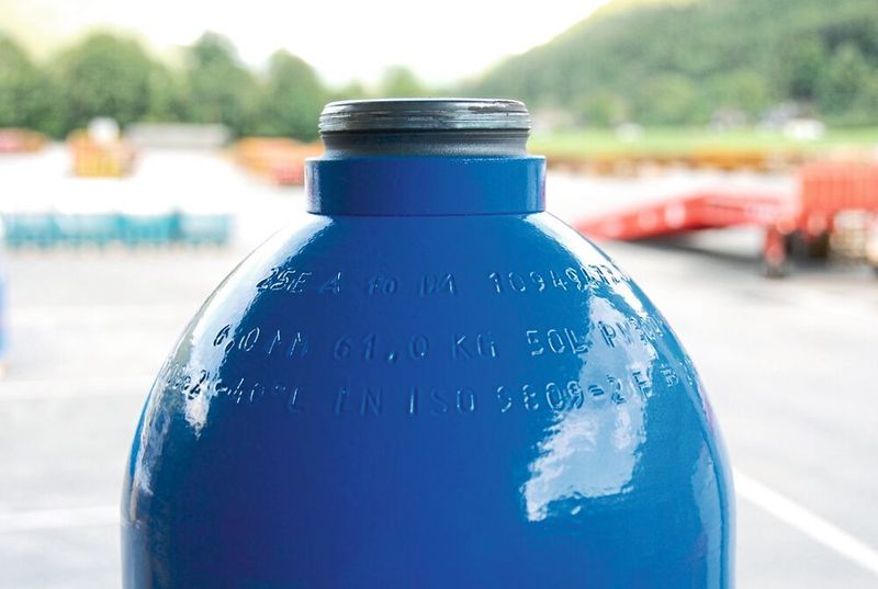 50-Liter-Stahlflasche und Stahlflaschen-Beschichtungsanlage: Worthington veredelt seine Stahlflaschen mit der besonders widerstandsfähigen Longlife Powercoat-Pulverbeschichtung. (Worthington Industries)