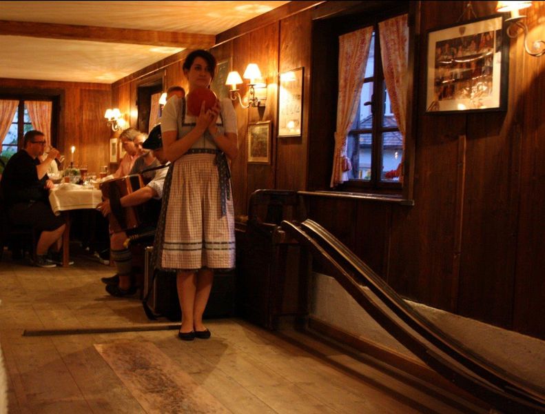 Waren die Kilometer im Cabrio noch gemütlich, forderte ECOM seine Gäste am Abend zum Duell – Diana Saller von ECOM nimmt Maß… (Ecom)