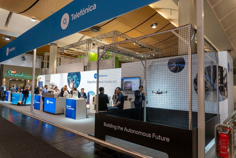 Telefónica Germany gab auf der Messe einen Überblick über ihr Angebot an Diensten, die auf Machine-to-Machine-Kommunikation und IoT-Anwendungen ausgerichtet sind. Besucherinnen und Besucher konnten sich daher nicht nur über 5G Campus Netze des Telekommunikationsanbieters informieren, sondern bekamen auch Informationen zu den Möglichkeiten, die sich über sogenannte Software Defined Wide Area Networks, kurz SD-WAN, ergeben. (Bild: Vogel Communications Group)