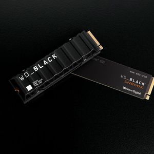 Die WD Black SN850X ist in den Varianten mit 1 oder 2 TB auch mit Kühlkörper verfügbar. Die 4-TB-Variante kommt nur ohne Heatsink.(Bild:  Western Digital)