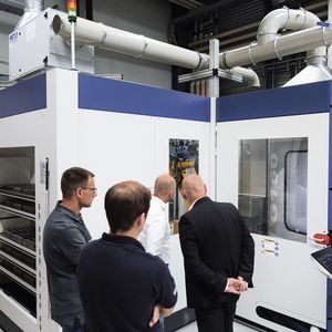 Im Gespräch – Marcel Kühnle (Blum-Novotest), Ralph Birkle (Grob), Patrick Müller (Grob) und Joachim Stock (Grob).(Bild:  Grob Werke)