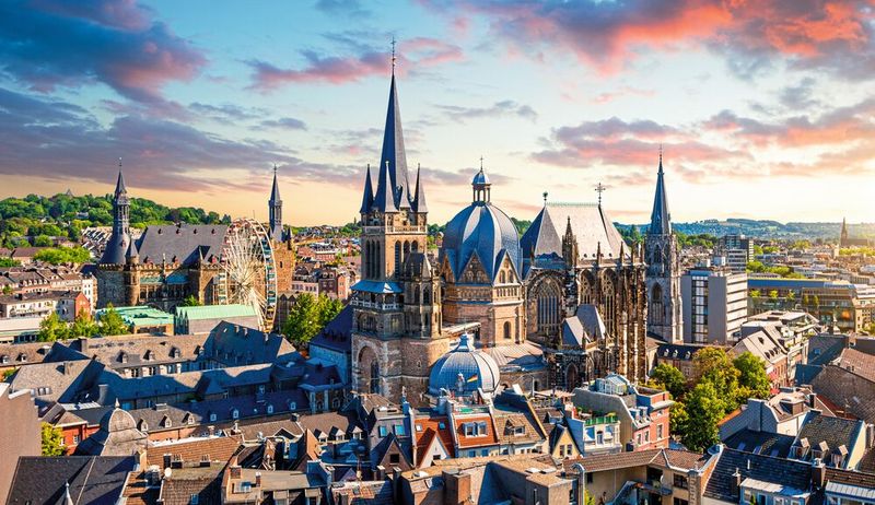 Wer in Aachen Ingenieurswissenschaften studieren will, kann das beispielsweise an der RWTH Aachen oder an der FH Aachen tun. Beide Hochschulen bieten ein umfassendes Studienprogramm für angehende Ingenieure an. Nach dem Abschluss dort verdient man dann im Durchschnitt 52.420 Euro.  (Bild: engel.ac - stock.adobe.com)