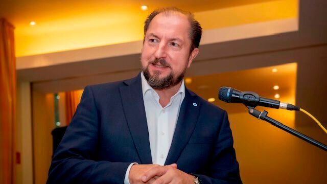 Grußworte und Glückwünsche überreichte Marcus Büttner, Hauptgeschäftsführer des Kfz-Gewerbes NRW. (Bild: Kfz-Innung Recklinghausen und Gelsenkirchen)