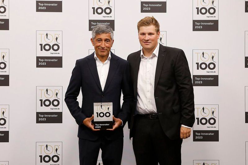 Die Vensys Elektrotechnik GmbH hat sich auf elektronische Komponenten von Windkraftanlagen und Solarparks spezialisiert. Das Unternehmen ist vor allem aufgrund der Ideen aus der eigenen Belegschaft erfolgreich. Theoretisch könne das Team seine gesamte Arbeitszeit für eigene Ideen nutzen. Im Bild rechts: Linus Schippmann (Sohn des Geschäftsführers). (Bild: KD Busch/compamedia)