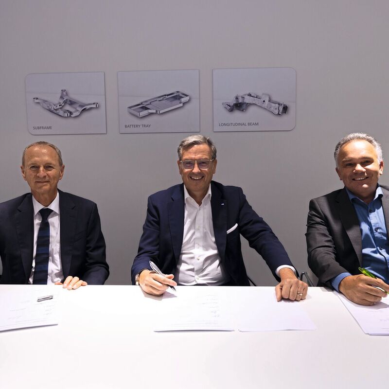 Vertragsunterzeichnung, von links: German Wankmiller, CEO Grob-Werke, Jochen Weyrauch, CEO Dürr AG, Martin Drasch CEO, Manz AG.