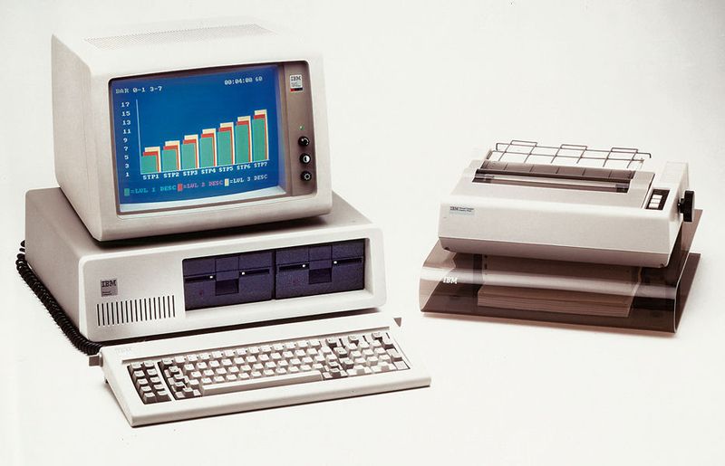 1981: Das Zeitalter „IBM-kompatibler PCs“ beginnt, als der „IBM 5150 PC“ auf den Markt gebracht wurde. Mit dem IBM-PC wurde das Betriebssystem MS-DOS der Firma Microsoft ausgeliefert. Weitere Merkmale des IBM-PC waren der 8088-Prozessor, 64 KB Arbeitsspeicher und das für diesen PC entwickelte BIOS. (Archiv: Vogel Business Media)