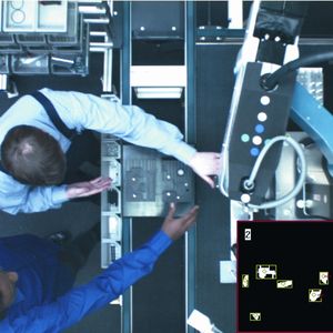 Team@work: Mensch und Roboter arbeiten an einem Arbeitsplatz.