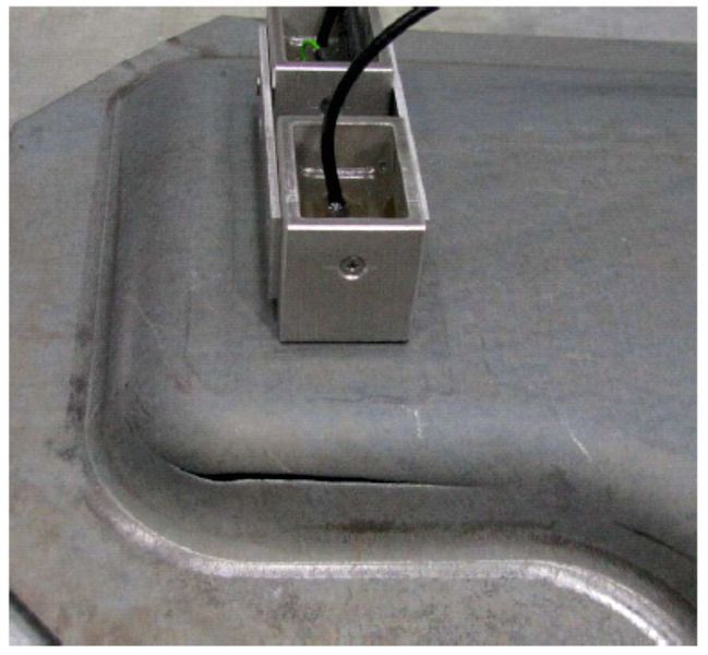 Noch existiert kein zerstörungsfreies Prüfverfahren für pressgehärtete Teile, doch ein Riss ist offensichtlich ein Fehler. (Bild: IFUM)