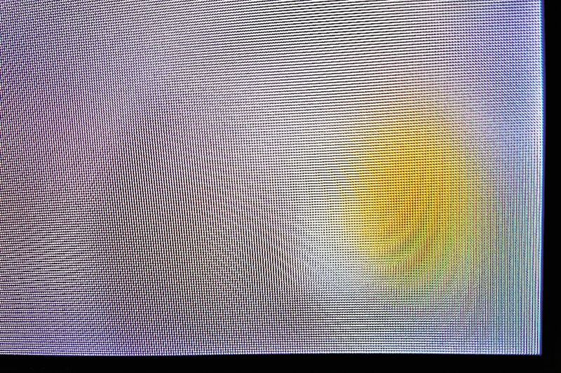 Beim nicht korrekten UV-Bonding kann lokal die Degradation des verendeten Klebesystems im Laufe der (Anwendungs-)Zeit immer schlechter werden – und sich unerwünschte deutlich sichtbare und damit störende Artefakte ausbilden. (Bild: Wammes & Partner)