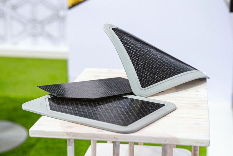 Fasern formen Zukunft: Mit Deckerform PolyFoamFiber kombinieren die Aichacher Organosheets mit spritzgeschäumtem Füllmaterial für steife, leichte und nachhaltige Verbundbauteile. Hier am Beispiel der eigenen Versuchsform, auf der Kuteno am Stand 20H7 erstmalig in Form eines Prototyps für neuartige Stuhl-Unterkonstruktionen. (Bild: Deckerform)