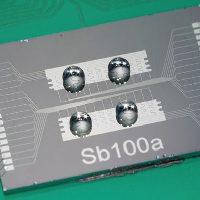 Winzige Flüssigkeitstropfen lassen sich auf einem Silizium-Untergrund durch die elektrostatische Kraft bewegen. Im Vergleich zu Systemen, die mit Federn arbeiten, erlaubt die Tropfentechnik Bewegungen in alle Richtungen und über beliebige Distanzen. (Bild: RUB - Harald Austenfeld)