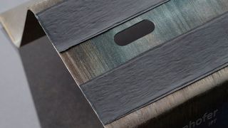 Bauteile aus Stahl mit Verstärkungen aus faserverstärktem Kunststoff sollen Karosserien leichter und belastbarer machen.  (Fraunhofer IPT)