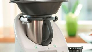Mit Covestro-Know-how in Sachen Thermoplaste, macht der neueste Thermomix TM5 in der Küche nicht nur eine gute Figur... (Bild: Vorwerk Elektrowerke)