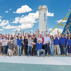Das Team der Universität Bayreuth (Prof. Dr. Christian Laforsch, Dr. Miriam Knie) zusammen mit den beteiligten Wissenschaftlern aus Deutschland sowie mit Jeff Bezos und seinem Team von Blue Origin an der „West Texas Launch Site“