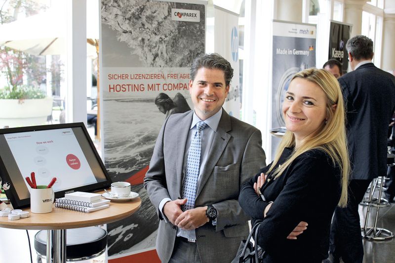 Udo Pusback (Con365) im Gespräch mit Teresa Morcinek (Software One Deutschland). (Bild: IT-BUSINESS)